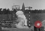 Immagine di A-4 missile perdite di colpi Peenemunde Germania, 1943, secondo 5 filmato di repertorio 65675077960