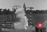 Immagine di A-4 missile perdite di colpi Peenemunde Germania, 1943, secondo 6 filmato di repertorio 65675077960