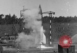 Immagine di A-4 missile perdite di colpi Peenemunde Germania, 1943, secondo 7 filmato di repertorio 65675077960
