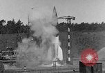 Immagine di A-4 missile perdite di colpi Peenemunde Germania, 1943, secondo 8 filmato di repertorio 65675077960