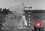 Immagine di A-4 missile perdite di colpi Peenemunde Germania, 1943, secondo 9 filmato di repertorio 65675077960