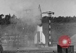 Immagine di A-4 missile perdite di colpi Peenemunde Germania, 1943, secondo 10 filmato di repertorio 65675077960