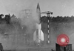 Immagine di A-4 missile perdite di colpi Peenemunde Germania, 1943, secondo 11 filmato di repertorio 65675077960