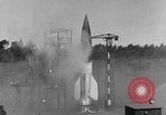 Immagine di A-4 missile perdite di colpi Peenemunde Germania, 1943, secondo 12 filmato di repertorio 65675077960