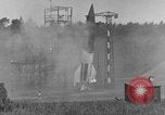 Immagine di A-4 missile perdite di colpi Peenemunde Germania, 1943, secondo 14 filmato di repertorio 65675077960