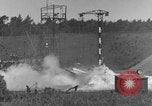 Immagine di A-4 missile perdite di colpi Peenemunde Germania, 1943, secondo 20 filmato di repertorio 65675077960