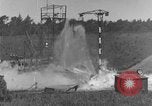 Immagine di A-4 missile perdite di colpi Peenemunde Germania, 1943, secondo 23 filmato di repertorio 65675077960