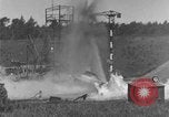 Immagine di A-4 missile perdite di colpi Peenemunde Germania, 1943, secondo 24 filmato di repertorio 65675077960