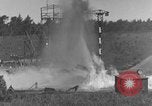 Immagine di A-4 missile perdite di colpi Peenemunde Germania, 1943, secondo 26 filmato di repertorio 65675077960