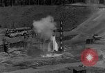 Standbild A-4 Rakete Fehlzündungen Peenemunde Deutschland, 1943, aus Sekunde 7 historischem Filmmaterial Videoclip 65675077962
