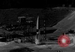 Immagine di A-4 missile perdite colpi Peenemunde Germania, 1943, secondo 4 filmato di repertorio 65675077966