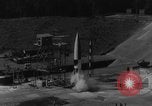 Immagine di A-4 missile perdite colpi Peenemunde Germania, 1943, secondo 7 filmato di repertorio 65675077966