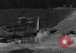 Immagine di A-4 missile perdite colpi Peenemunde Germania, 1943, secondo 13 filmato di repertorio 65675077966