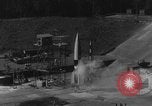 Immagine di A-4 missile perdite colpi Peenemunde Germania, 1943, secondo 14 filmato di repertorio 65675077966