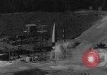 Immagine di A-4 missile perdite colpi Peenemunde Germania, 1943, secondo 15 filmato di repertorio 65675077966