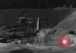 Immagine di A-4 missile perdite colpi Peenemunde Germania, 1943, secondo 16 filmato di repertorio 65675077966