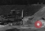 Immagine di A-4 missile perdite colpi Peenemunde Germania, 1943, secondo 17 filmato di repertorio 65675077966