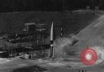Immagine di A-4 missile perdite colpi Peenemunde Germania, 1943, secondo 19 filmato di repertorio 65675077966