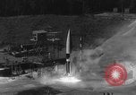 Immagine di A-4 missile perdite colpi Peenemunde Germania, 1943, secondo 22 filmato di repertorio 65675077966