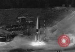 Immagine di A-4 missile perdite colpi Peenemunde Germania, 1943, secondo 23 filmato di repertorio 65675077966