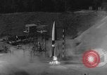 Immagine di A-4 missile perdite colpi Peenemunde Germania, 1943, secondo 26 filmato di repertorio 65675077966