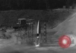 Immagine di A-4 missile perdite colpi Peenemunde Germania, 1943, secondo 30 filmato di repertorio 65675077966