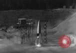 Immagine di A-4 missile perdite colpi Peenemunde Germania, 1943, secondo 31 filmato di repertorio 65675077966