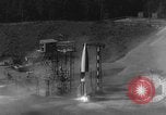 Immagine di A-4 missile perdite colpi Peenemunde Germania, 1943, secondo 33 filmato di repertorio 65675077966