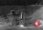 Immagine di A-4 missile perdite colpi Peenemunde Germania, 1943, secondo 34 filmato di repertorio 65675077966