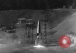 Immagine di A-4 missile perdite colpi Peenemunde Germania, 1943, secondo 35 filmato di repertorio 65675077966