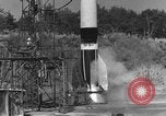 Standbild V-2 Rakete umkippen und explodierende Peenemunde Deutschland, 1943, aus Sekunde 3 historischem Filmmaterial Videoclip 65675077967