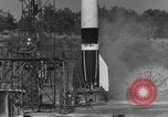 Standbild V-2 Rakete umkippen und explodierende Peenemunde Deutschland, 1943, aus Sekunde 8 historischem Filmmaterial Videoclip 65675077967