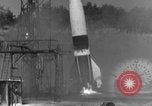 Standbild V-2 Rakete umkippen und explodierende Peenemunde Deutschland, 1943, aus Sekunde 13 historischem Filmmaterial Videoclip 65675077967