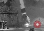 Standbild V-2 Rakete umkippen und explodierende Peenemunde Deutschland, 1943, aus Sekunde 14 historischem Filmmaterial Videoclip 65675077967