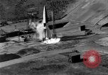 Standbild DEUTSCH A-4 Rakete perfekt starten Peenemunde Deutschland, 1942, aus Sekunde 10 historischem Filmmaterial Videoclip 65675077974