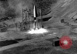 Standbild DEUTSCH A-4 Rakete perfekt starten Peenemunde Deutschland, 1942, aus Sekunde 14 historischem Filmmaterial Videoclip 65675077974