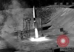 Standbild DEUTSCH A-4 Rakete perfekt starten Peenemunde Deutschland, 1942, aus Sekunde 15 historischem Filmmaterial Videoclip 65675077974