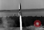 Standbild DEUTSCH A-4 Rakete perfekt starten Peenemunde Deutschland, 1942, aus Sekunde 16 historischem Filmmaterial Videoclip 65675077974