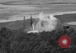 Standbild DEUTSCH A-4 Rakete starten wide shot Peenemunde Deutschland, 1942, aus Sekunde 3 historischem Filmmaterial Videoclip 65675077981
