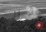 Standbild DEUTSCH A-4 Rakete starten wide shot Peenemunde Deutschland, 1942, aus Sekunde 4 historischem Filmmaterial Videoclip 65675077981