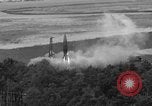 Standbild DEUTSCH A-4 Rakete starten wide shot Peenemunde Deutschland, 1942, aus Sekunde 5 historischem Filmmaterial Videoclip 65675077981