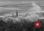 Standbild DEUTSCH A-4 Rakete starten wide shot Peenemunde Deutschland, 1942, aus Sekunde 6 historischem Filmmaterial Videoclip 65675077981