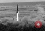Standbild DEUTSCH A-4 Rakete starten wide shot Peenemunde Deutschland, 1942, aus Sekunde 7 historischem Filmmaterial Videoclip 65675077981