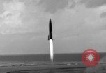 Standbild DEUTSCH A-4 Rakete starten wide shot Peenemunde Deutschland, 1942, aus Sekunde 8 historischem Filmmaterial Videoclip 65675077981