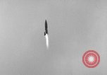 Standbild DEUTSCH A-4 Rakete starten wide shot Peenemunde Deutschland, 1942, aus Sekunde 11 historischem Filmmaterial Videoclip 65675077981