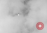 Standbild DEUTSCH A-4 Rakete starten wide shot Peenemunde Deutschland, 1942, aus Sekunde 15 historischem Filmmaterial Videoclip 65675077981