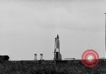 Standbild horizontalen Flug Weg der deutschen A-4 Rakete Peenemunde Deutschland, 1942, aus Sekunde 4 historischem Filmmaterial Videoclip 65675077995