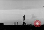 Standbild horizontalen Flug Weg der deutschen A-4 Rakete Peenemunde Deutschland, 1942, aus Sekunde 10 historischem Filmmaterial Videoclip 65675077995