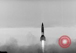 Standbild horizontalen Flug Weg der deutschen A-4 Rakete Peenemunde Deutschland, 1942, aus Sekunde 14 historischem Filmmaterial Videoclip 65675077995