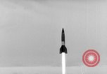 Standbild horizontalen Flug Weg der deutschen A-4 Rakete Peenemunde Deutschland, 1942, aus Sekunde 15 historischem Filmmaterial Videoclip 65675077995